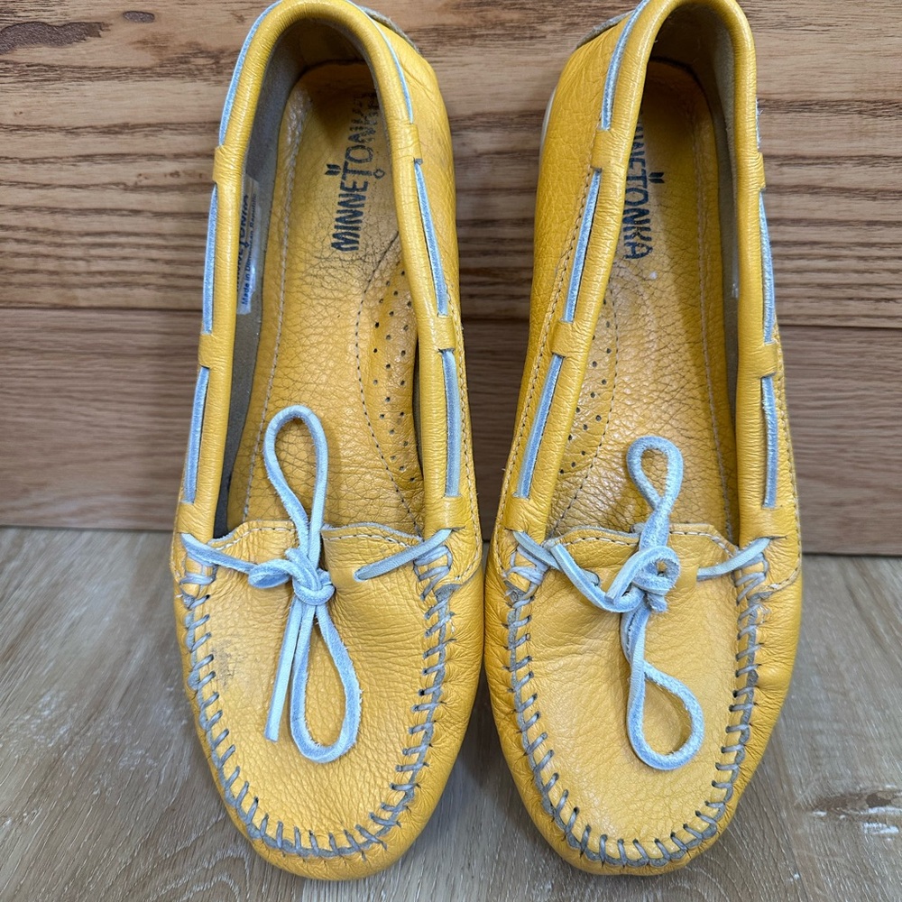 Minnetonka Yellow Pebbled Leather Driving Loafer Moccasins Women’s Size 9
